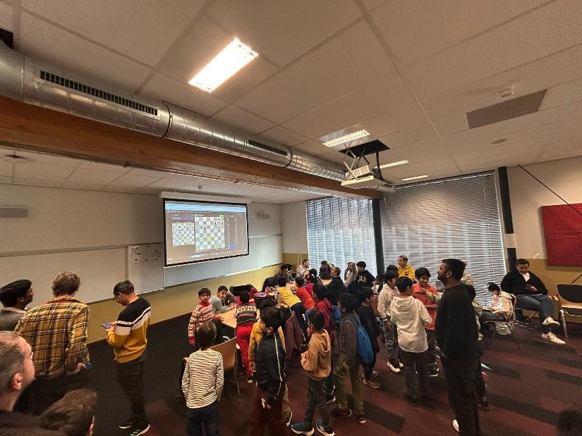 Ouders volgen partijen van hun kinderen live via de digitale e-boards.